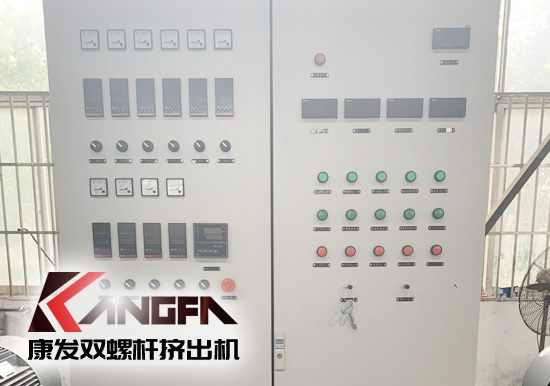 使用雙螺桿擠出機機械設(shè)備應(yīng)嚴(yán)格參照使用說明書要求使用，務(wù)必切記電源等安全問題，如果使用過程中還有其他問題，歡迎隨時撥打康發(fā)雙螺桿擠出機廠家服務(wù)電話13905153410，謝謝！