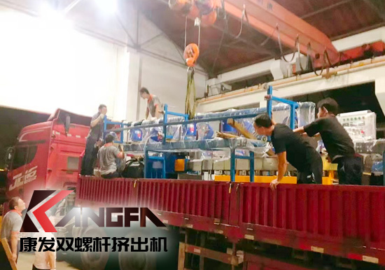 總裝車間：眾志成城齊奮戰(zhàn) 全力以赴保發(fā)貨 確保雙螺桿擠出機(jī)設(shè)備按期交付至顧客手中。