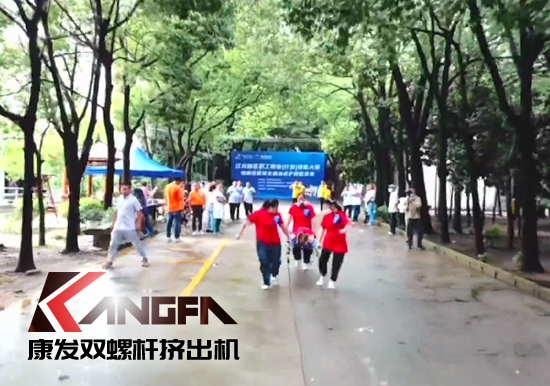 落實(shí)安全生產(chǎn)責(zé)任制,以賽促學(xué)強(qiáng)化安全意識(shí)!安全應(yīng)急救護(hù)技能競(jìng)賽在康發(fā)雙螺桿擠出機(jī)廠區(qū)開(kāi)展!